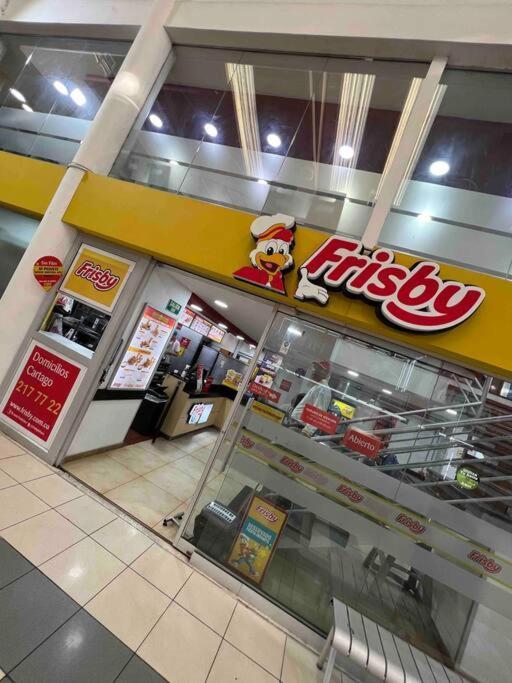 Habitacion De Dentro De Centro Comercial Con Frisby Apartment *